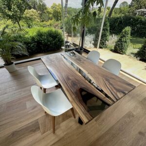 Tavolo da pranzo Stefanel in noce europeo e resina fumè lucida