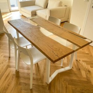 TAVOLO WARM, IN ROVERE SECOLARE E RESINA TRASPARENTE