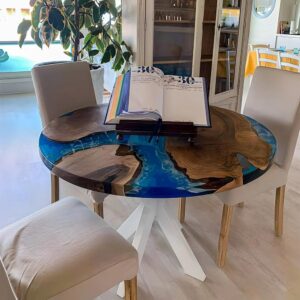 Tavolo Portofino accoglienza per un ristorante in radica del noce europeo e resina effetto mare